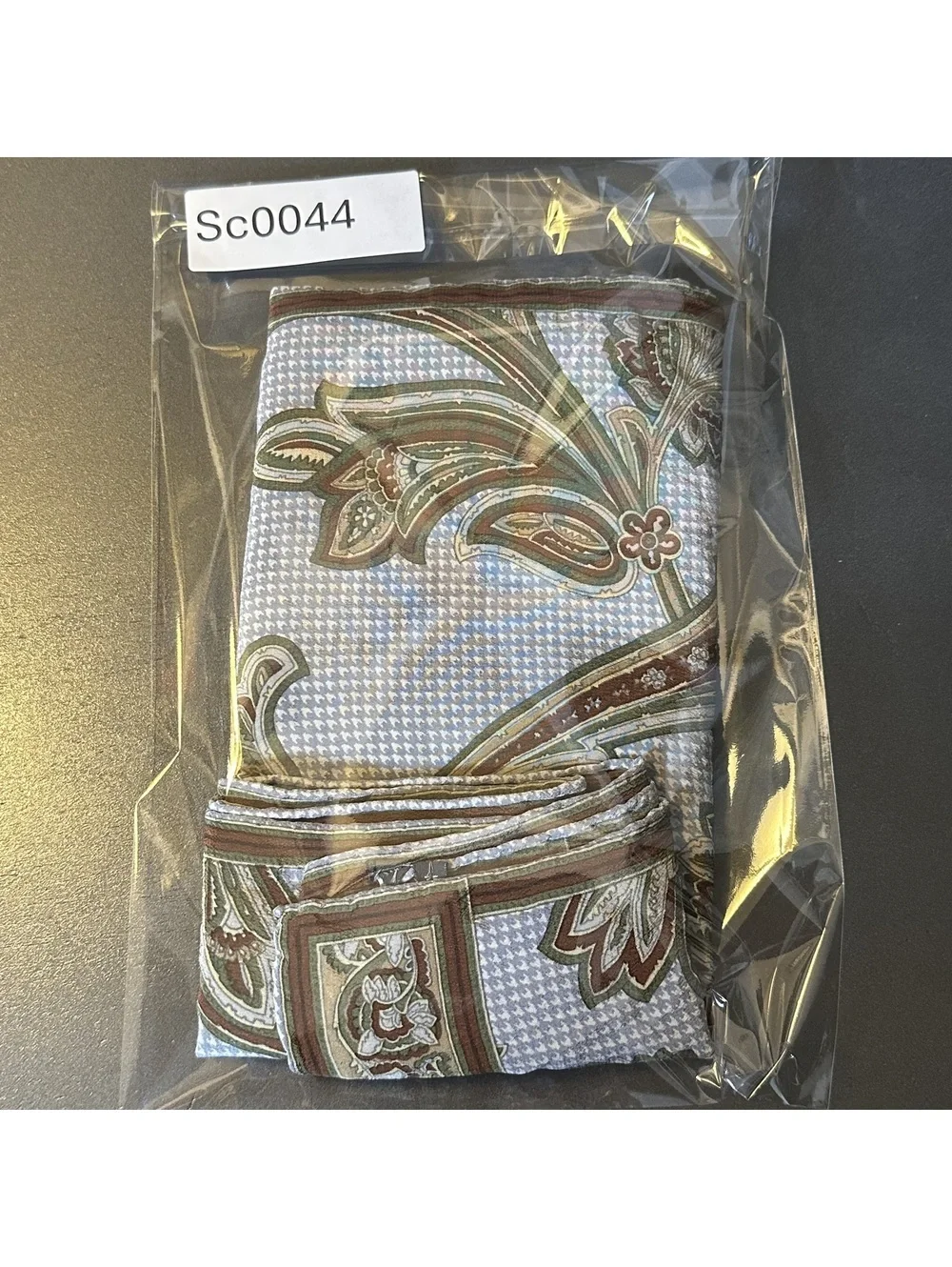 Vintage Elegant Floral Pattern Lightweight Scarf in Neutral Tones